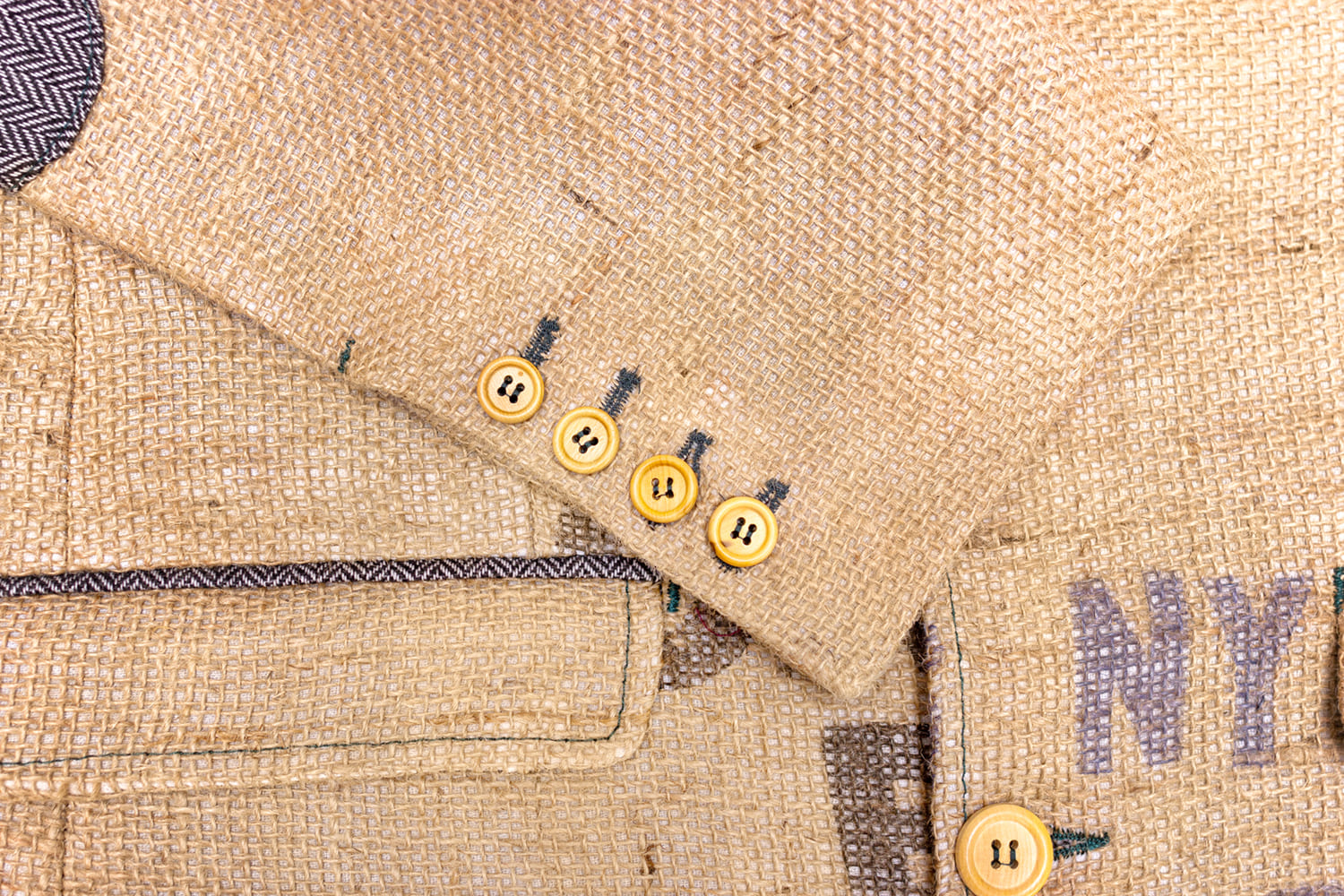 Hochwertige Verarbeitung, Naturknöpfe aus Olivenholz, originelles Design des einmaligen Eco-Jackets für Herren aus gebrauchten Kaffeesäcken