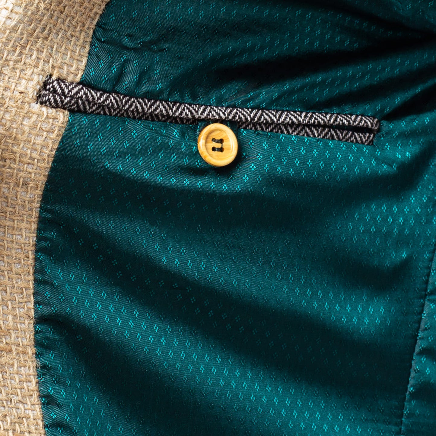 Innenleben von The Coffee Jacket - edles smaragdgrünes Innenfutter, Naturknöpfe aus Olivenholz, mehmalige Verarbeitung