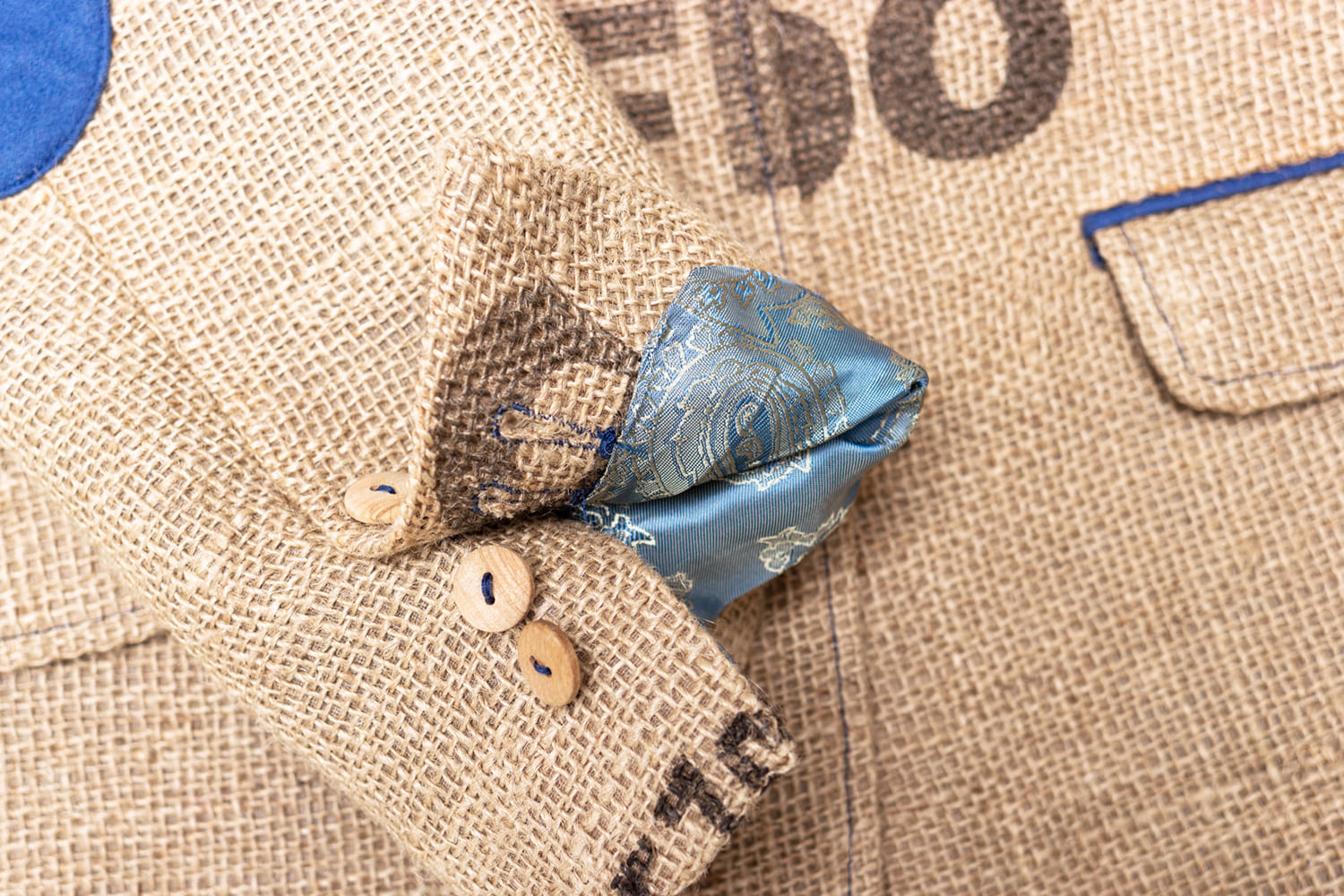 Jute als Außenmaterial, Naturknöpfe aus Mediterranem Olivenholz und das Innenfutter aus Viskose im edlen himmelblau