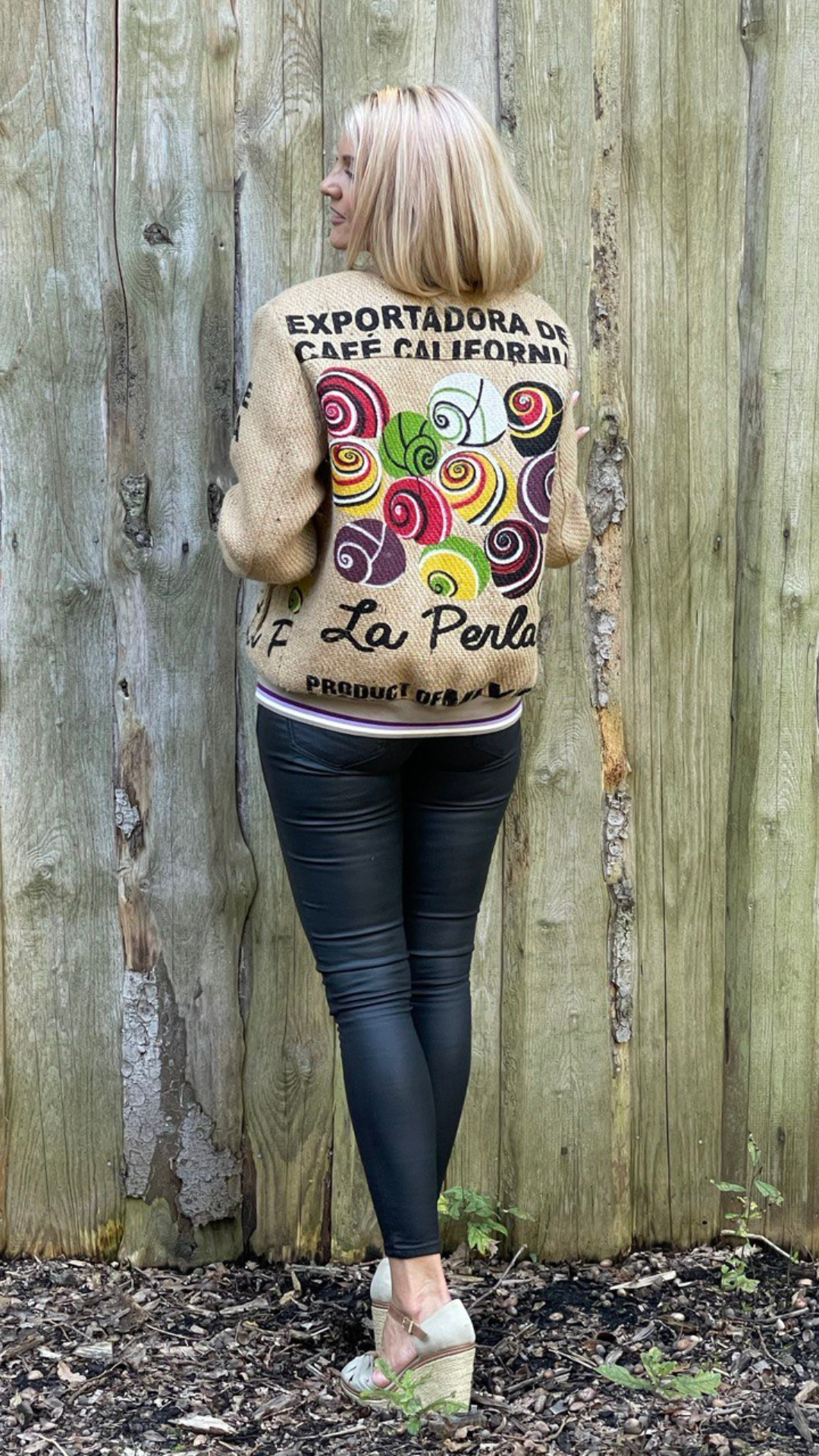 Einzigartige nachhaltig produzierte Unisex Jacke aus Kaffeesäcken mit dem Print der Kaffeefarm