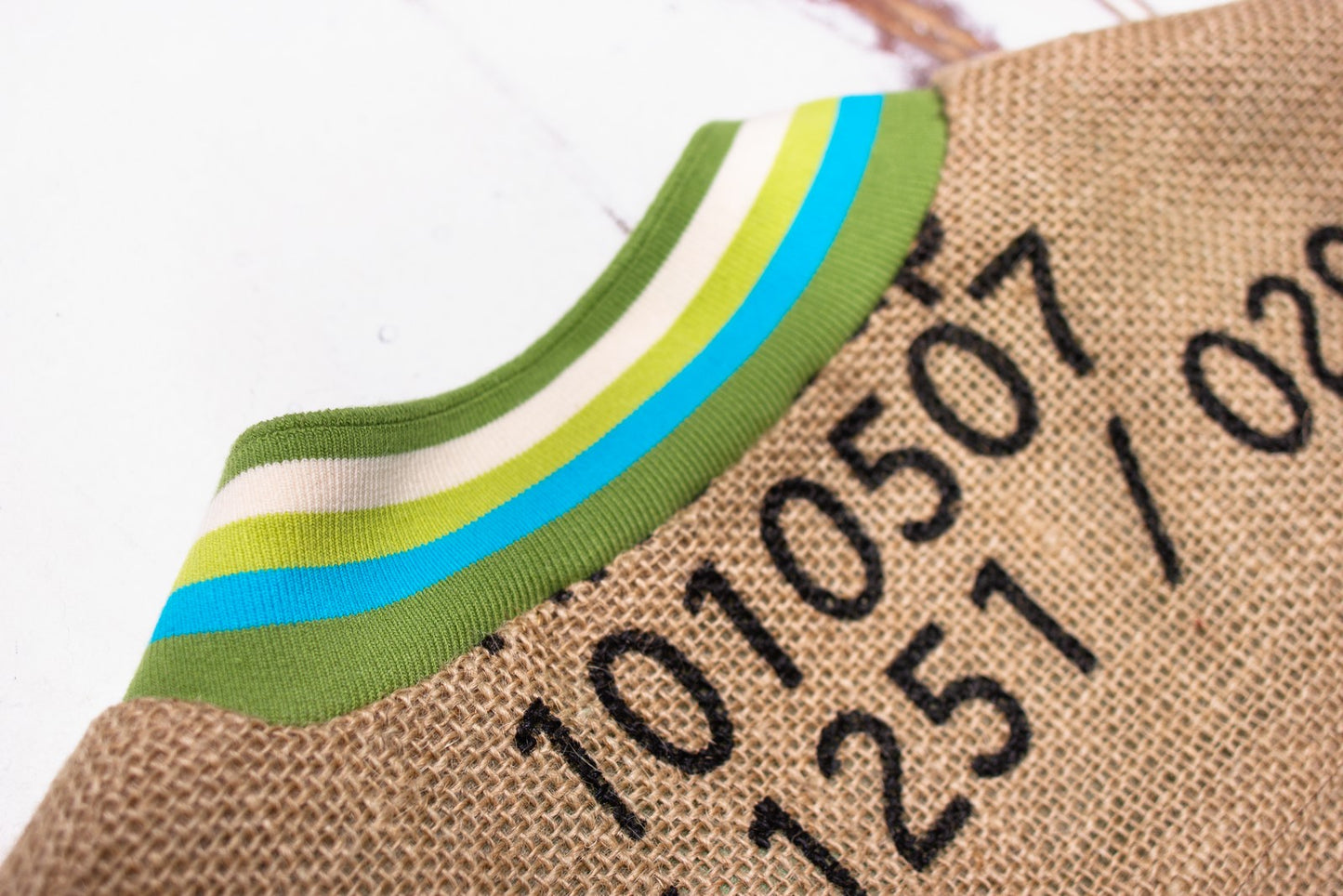 Eine besondere Damen- und Herrenjacke von THE COFFEE JACKET® aus gebrauchten Kaffeesäcken