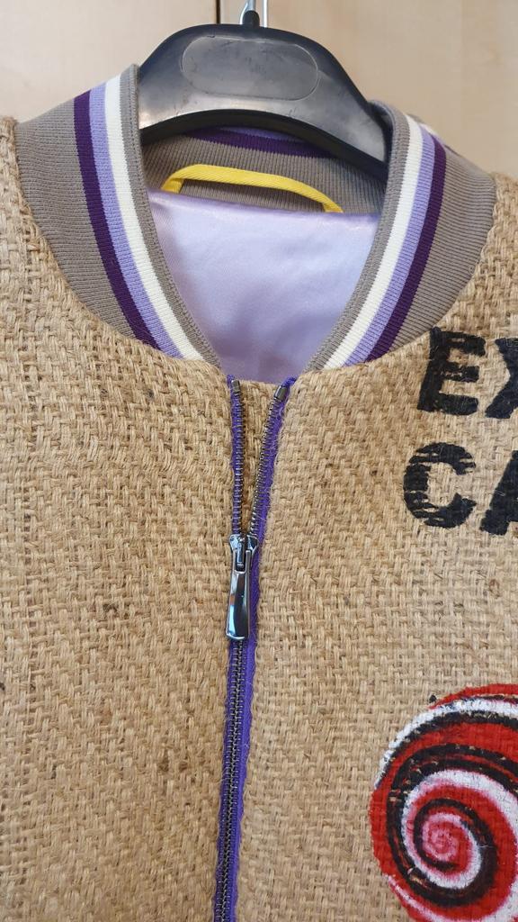 ユニセックス - リサイクルされたコーヒー袋から作られた、本物のファームプリントが施された限定のハンドメイドボンバージャケット